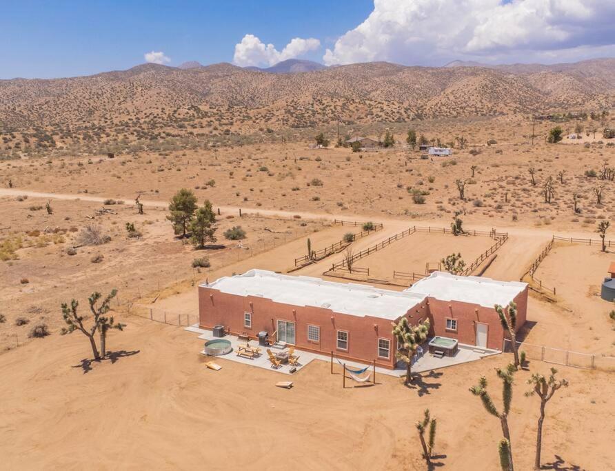 Near Pappy & Harriet'S + Rimrock Ranch W/ Hot Tub Villa Pioneertown Buitenkant foto